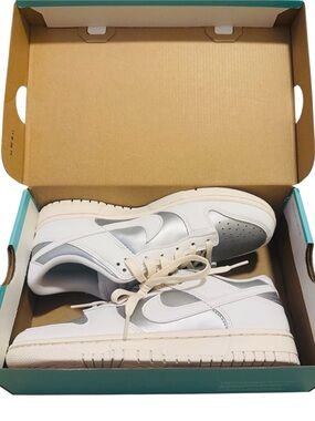 Women’s Nike Low-Top Sneaker in White/ Cream/ Silver NWT Size 8